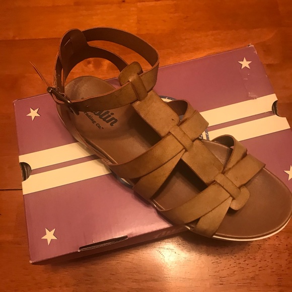 Austin Trading Co. Tan Sandals - Picture 5 of 6